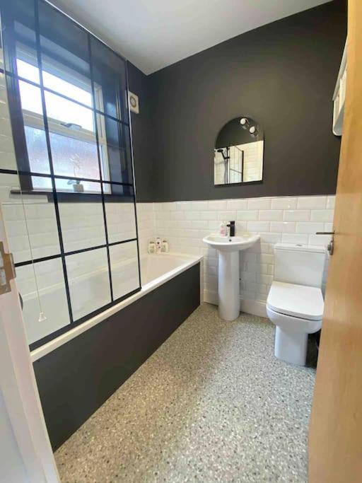 Апартаменты 1 Bed Flat With Parking Near Town Centre Эмсворт Экстерьер фото