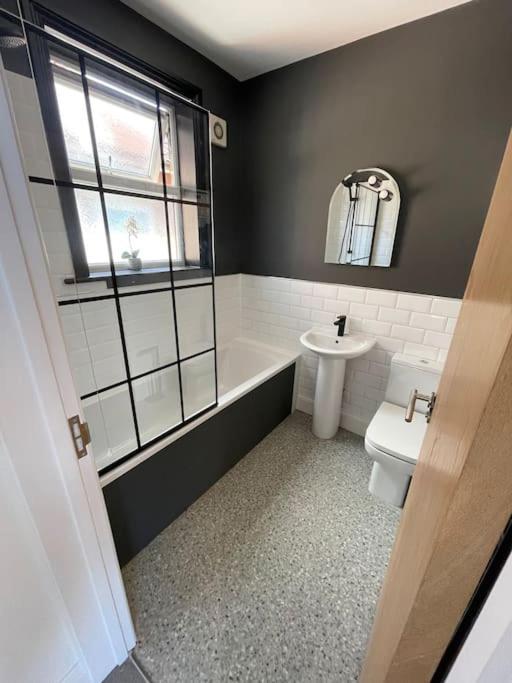 Апартаменты 1 Bed Flat With Parking Near Town Centre Эмсворт Экстерьер фото