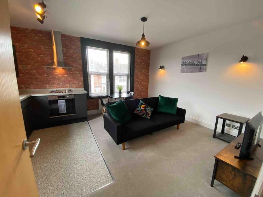 Апартаменты 1 Bed Flat With Parking Near Town Centre Эмсворт Экстерьер фото